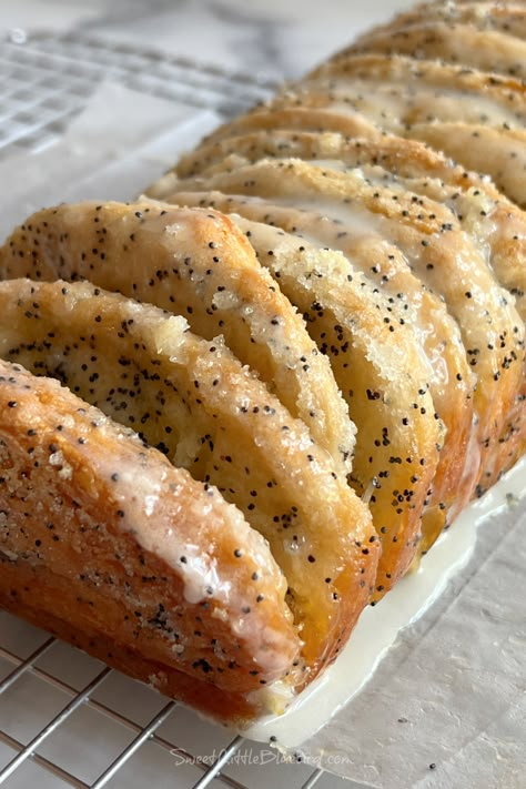 Pull Apart Bread Dessert, Lemon Poppyseed Pull Apart Bread, Sweet Breakfast Bread Recipes, Thanksgiving Dessert Bread, Pull Apart Bread Sweet, Sweet Pull Apart Bread, Sweet Loaf Bread, Pretty Baked Goods, Sliced Bread Recipes