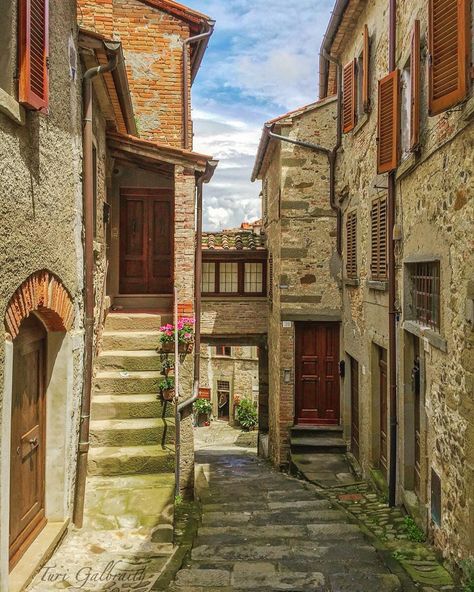 Medieval Mediterranean Architecture, Anghiari Italy, Minecraft Italian, Tuscany Houses, Medieval Landscape, Medieval Italy, Italy Villages, Medieval Home, Mediterranean Village