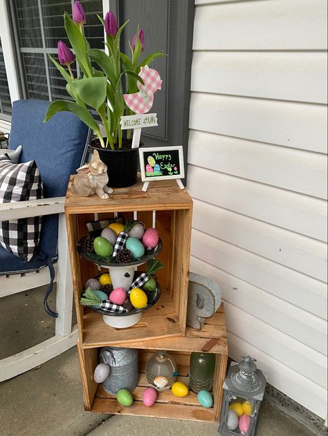 Porch Crate Decor, Porch Decor With Crates, Easter Front Porch Decorations, Wooden Crates Garden, Wood Crate Diy, Easter Front Porch Decor, Farm Decorations, Easter Front Porch, Spring Lifestyle