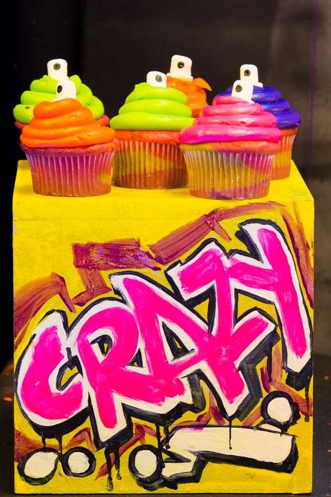 Graffiti Party Theme, Hip Hop Birthday Party, Graffiti Party, 90s Party Decorations, Party Birthday Cake, Hip Hop Birthday, Glow Stick Party, 90s Theme Party, Dark Party