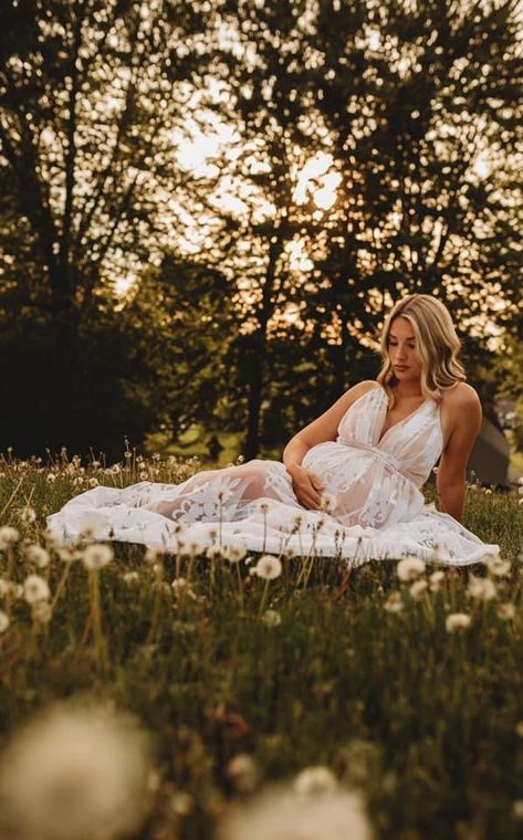 Grass Maternity Photos, Outdoor Boho Maternity Shoot, Maternity Photo Shoot Ideas Field, Maternity Photography Outdoors Spring, Maternity Photography Summer Outdoor, Maternity Pictures By Yourself, Maternity Photography Just Mom Outside, Single Maternity Photo Shoot Ideas, Maternity Mom Poses