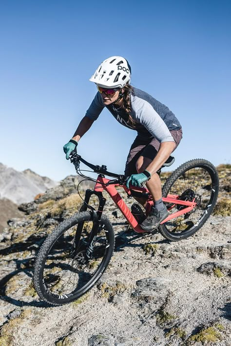 Girls Mountain Bike, Cycling Mountain Bike, Mountaineering Activities, Ride Bike, Mountain Bike Aesthetic, Ride A Bike, Mtb Aesthetic, Bike Riding Aesthetic, Specialized Mountain Bikes