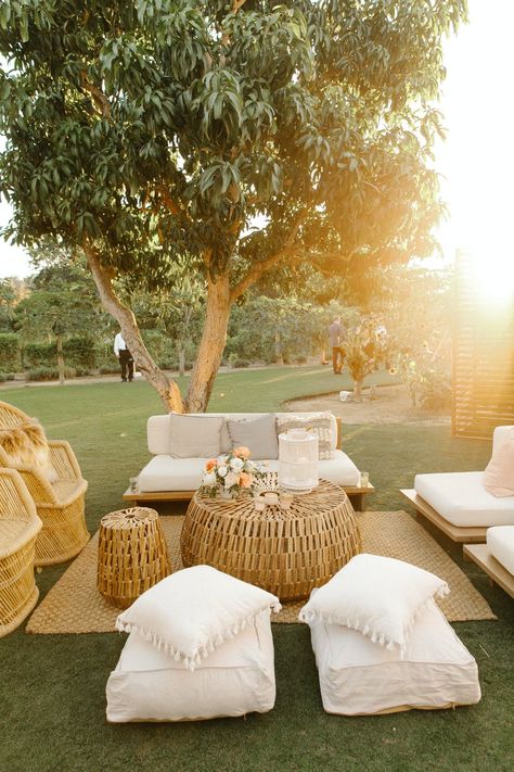 Farm Wedding Aisle, Lounge Pockets Wedding, Open Air Reception, Diy Wedding Lounge Area, Boho Wedding Backyard, Wedding Lounge Seating Reception Ideas, Casual Wedding Seating, Boho Wedding Bar, Lounge Wedding Reception