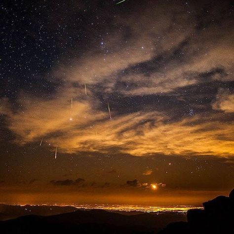 Perseid meteor shower over Denver. 2012. Photo Ciel, Clear Night Sky, Perseid Meteor Shower, Nebulas, Night Sky Photography, Black Spiderman, Meteor Shower, Starry Night Sky, It Is