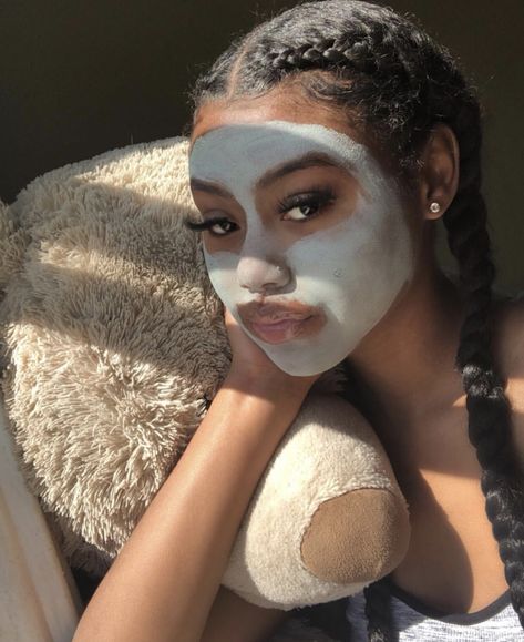 Photographie Indie, Face Mask Aesthetic, Mask For Oily Skin, Beauty Mask, Face Mask Fashion, Best Face Mask, Girl Tips, About Money, Baddie Hairstyles