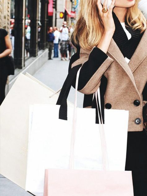 Wealth And Luxury, Friends Shopping, Stile Blair Waldorf, Shopping Aesthetic, Nate Archibald, Girl Shopping, Aesthetic Friends, Body Pump, Serena Van Der Woodsen