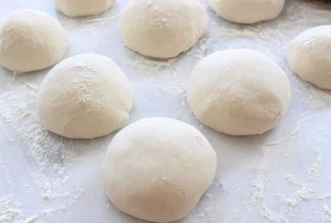 How to Freeze Pizza Dough Rustic Pizza Dough Recipe, Freeze Pizza, Rustic Pizza, Italian Pizza Dough Recipe, Pizza Roll, Domino's Pizza, Pizza Bianca, Best Homemade Pizza, Homemade Pizza Dough