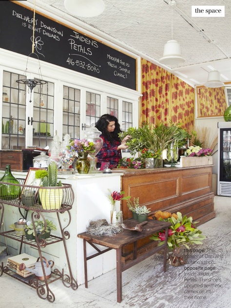 Love the look of this shop Flower Shop Interiors, Store Front Windows, Upcycled Kitchen, Flower Shop Design, Flowers Shop, Florist Shop, Flower Studio, Floral Studio, Trendy Flowers