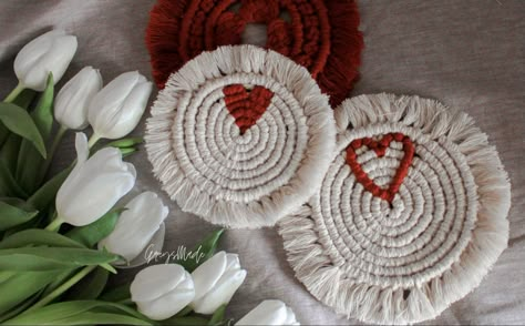 Macrame Heart Coaster, Valentines Macrame, Macrame Valentines Day, Coaster Macrame, Macrame Shelves, Valentines Coasters, Coaster Tutorial, Macrame Coasters, Macrame Runner