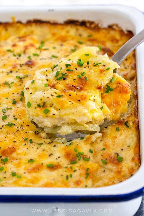 Potatoes au gratin is a casserole recipe with layers of thinly sliced Yukon gold spuds and a cream sauce that includes melted cheese. #gratinpotatoes #sidedish #potatoes #casserole Panini Recipes Chicken, Potatoes Casserole, Au Gratin Potato Recipes, Gratin Potatoes, Au Gratin Recipes, Recipe Potato, Easter Side Dishes, Christmas Dinner Menu, Potatoes Au Gratin