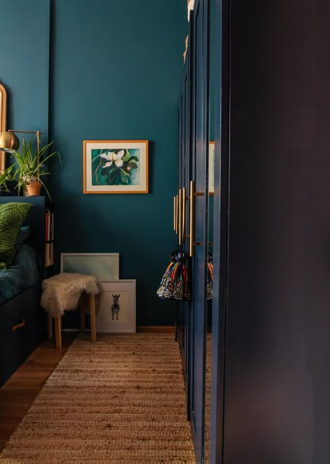 Navy Blue Green Bedroom, Teal Green Decor, Blue Dark Bedroom, Deep Navy Bedroom, Navy Blue And Dark Green Bedroom, Deep Bedroom Colors, Dark Green And Navy Bedroom, Petrol Blue Bedroom, Blue Bedroom With Plants