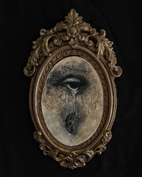 Vintage Mirror Painting, Gothic Photo Frame, Clay Gothic Crafts, Gregorian Aesthetic, Gothic Picture Frames, Creepy Antiques, Dark Victorian Art, Goth Frame, Gothic Picture Frame