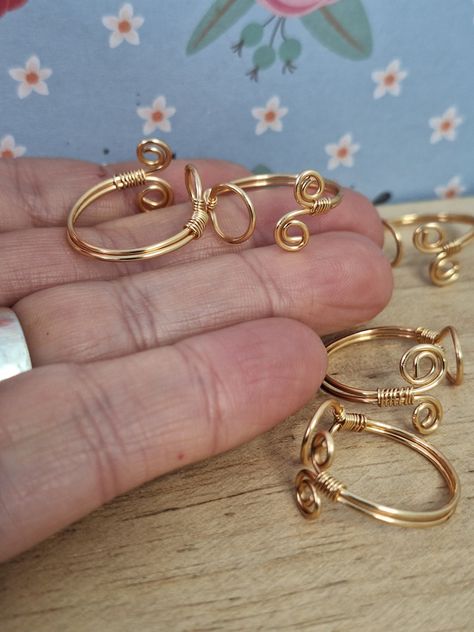 Wire Wedding Rings, How To Make Adjustable Wire Rings, Adjustable Ring Design, Adjustable Wire Ring, Simple Wire Rings, Cute Wire Rings, Wire Wrap Rings, Ear Cuff Diy, Wire Rings Tutorial