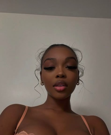 Natural makeup, black girl makeup, soft glam makeup, everyday makeup, lash extensions, silk press hairstyle, uk makeup 2017 Makeup Looks, Black Clean Girl Makeup, Makeup Mixed Girl, Clean Girl Makeup Black Women, Uk Girl Makeup, Silk Press Hairstyle, Natural Makeup Black Women, Black Girls Makeup, Mean Girls Makeup