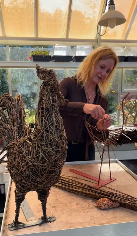 Willow Animals, Chicken Sculpture, Willow Sculptures, Willow Sculpture, Twig Crafts, Mache Art, Paper Mache Art, Wood Ideas, Paper Mache