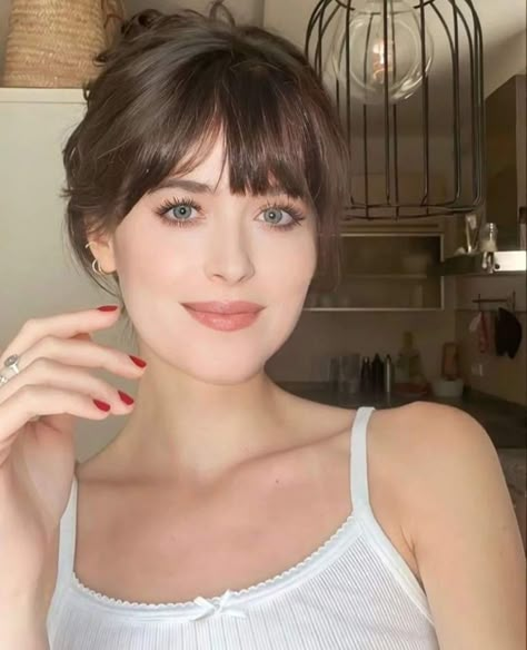 Dakota Johnson Bangs, Dakota Johnson Hair, Brown Hair Inspiration, Bangs With Medium Hair, Long Hair With Bangs, Hair Stylist Life, Hair Envy, Dakota Johnson, Hair Today