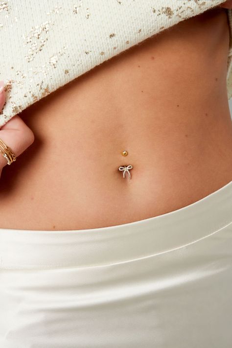 This charming bow belly button piercing brings a dash of personality and style to your accessories. With its sweet design, it’s an ideal choice for showing off your playful side! 💖 #yehwang #yehwangwholesale #b2b #piercingstyle #fashionjewelry #cuteandtrendy #fashioninspo #jewelry #groothandel #sieraden #piercings Bow Belly Button Piercing, Dainty Belly Button Piercing, Belly Button Piercing Gold, Belly Button Piercing Aesthetic, Bow Piercing, Gold Belly Button Piercing, Belly Button Piercing Cute, Piercings Cute, Belly Button Piercings