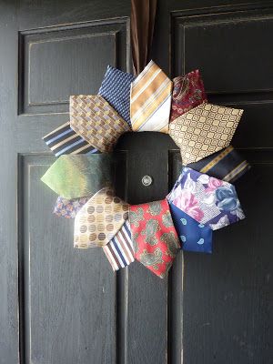 I love wreaths.  Recently, on this  blog I saw a necktie wreath from Good Housekeeping  Magazine and thought it would be fun to make one i... Neck Tie Projects, Tie Wreath, Mens Ties Crafts, Necktie Quilt, Tie Pillows, Necktie Crafts, Tie Ideas, Old Ties, Tie Crafts