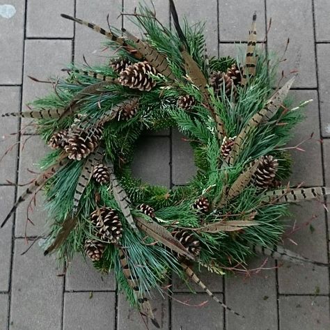 Another cool feather wreath idea, here pheasant feathers combined with pine cones and evergreens Diy Christmas Wreath, Feather Wreath, Wreaths Christmas, Evergreen Wreath, Autumn Ideas, Deco Nature, Farm Crafts, Christmas Decorations Wreaths, Flower Company