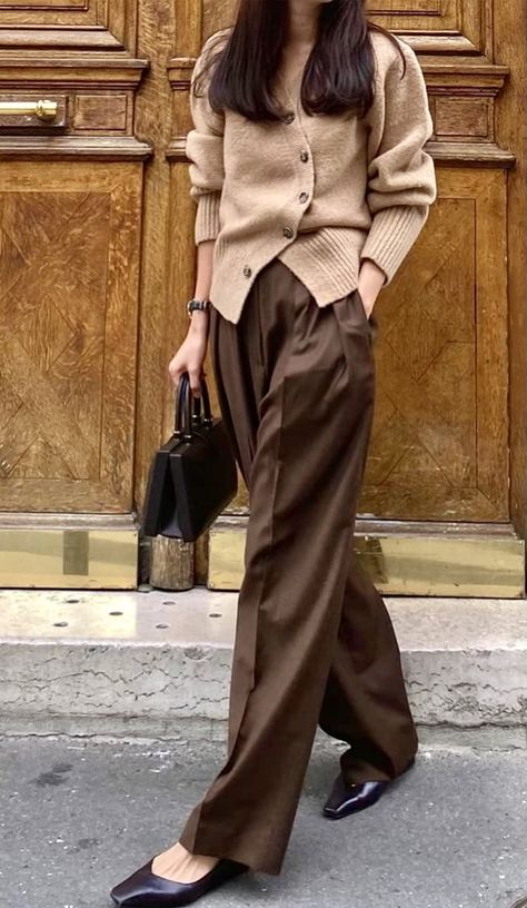 Dark Brown Trousers Outfit Women, Brown Work Pants Outfit, Dark Brown Trousers Outfit, Dark Brown Pants Outfit, Brown Trousers Outfit Women, Contemporary Fashion Outfits, Style Brown Pants, Dark Brown Trousers, Brown Trousers Outfit