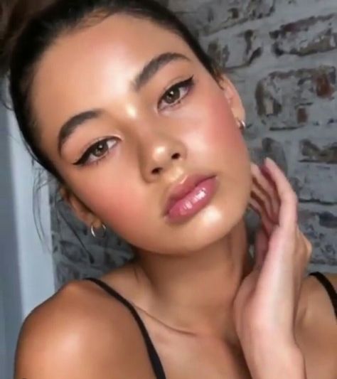 eyeliner for hooded eyes? Dewy Makeup Eyeliner, Glowy Makeup Hooded Eyes, Natural Beauty Aesthetic Outfit, Glam Make Up For Hooded Eyes, Natural Snatched Makeup, Cute Glowy Makeup, Non Hooded Eye Makeup, Asian Glowy Makeup, Gold Eye Makeup Asian