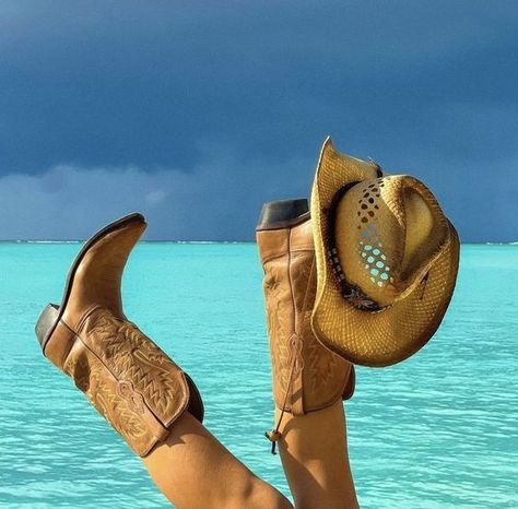 Beach Aesthetic Vintage, Vintage Cowgirl Aesthetic, Costal Cowgirl Aesthetic, Aesthetic Cowgirl, Costal Cowgirl, Cowgirl Photo, Cowboy Aesthetic, Cowgirl Fashion, Punk Pins