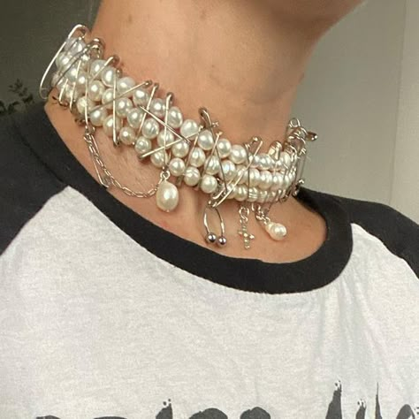 Mʏ Dᴇᴀʀᴇsᴛ Wᴏʀʟᴅ on Instagram: "@leigho0o is a vibe in the Vivienne Choker 🤍 DM to order for now lol🤍 #mydearestworld #choker #jewelry #pearlchoker #punkjewelry #punk #safetypins #pearls #slowjewelry #slowmade #slowfashion" Pearl Earrings Outfit, Punk Jewelry Diy, Concert Jewelry, Maria Core, Punk Rock Aesthetic, Punk Choker, Punk Chic, Punk Pirate, Gemstone Choker