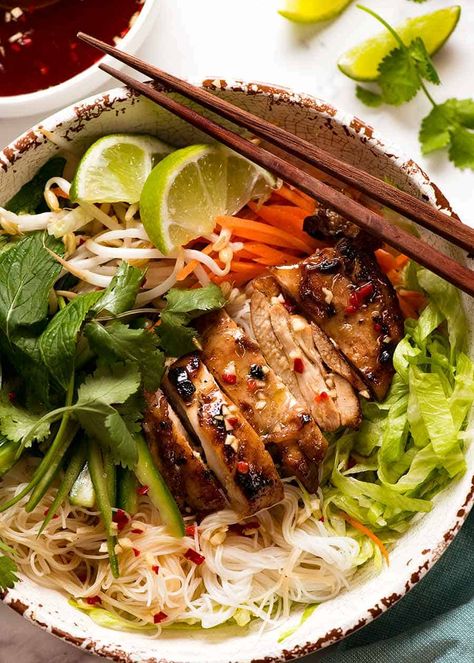 Chicken Buns, Lemongrass Chicken, Vietnamese Dishes, Vietnamese Noodles, Plats Healthy, Easy Foods, Recipetin Eats, Recipe Tin, Kitchen Fun