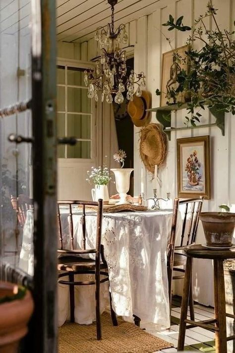 Casa Vintage, Cottage Interiors, Cottage Living, Cottage Homes, Cottage Decor, Room Table, 인테리어 디자인, Country Decor, Cottage Style