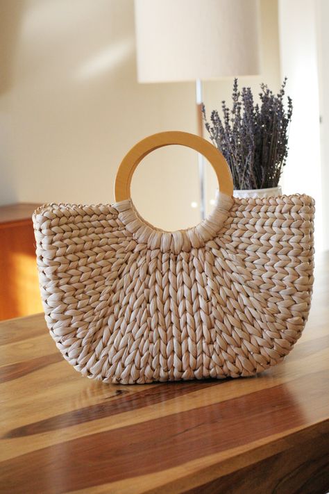 VINTAGE rattan handbag with wooden handles by MillaLoopVintage Crochet Wooden Handle Bag, Crochet Bag With Wooden Handles, Wooden Handle Bag, Art Macramé, Rattan Handbags, Neutral Bag, Macrame Purse, Mochila Bag, Vintage Rattan