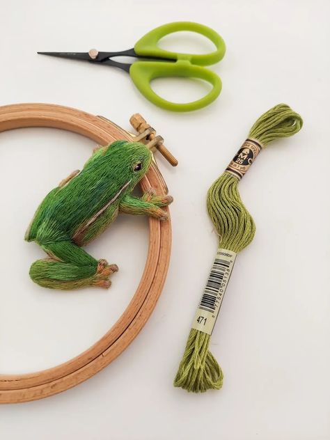 Green frog stumpwork embroidery by Megan Zaniewski; Megan Zaniewski finds time for stitching most days. Inspired by the outdoors, she creates three dimensional stumpwork embroidery art. 3 Dimensional Embroidery, Stumpwork Embroidery Tutorial, Megan Zaniewski, Embroidery Stumpwork, Frog Embroidery, Frog Craft, Stumpwork Embroidery, Stump Work, Sculpture Textile