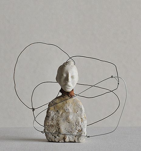 Figure with wire by Jiro Yoshida Makeup Shoot, Ceramic Sculpture Figurative, Sculpture Art Clay, Sculptures Céramiques, Kampot, Mixed Media Sculpture, Keramik Design, Ceramic Figures, Contemporary Sculpture