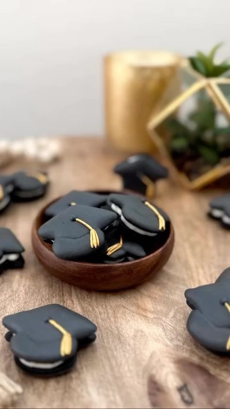 Baked by Joyce | 🎓Graduation Cap Macarons🎓 Graduation season is upon us. I think grad cap macarons 🎓 would be the perfect way to congratulate the special… | Instagram Graduation Macarons, Macarons Ideas, Melted Candy, Candy Melt, Candy Wafers, In Conclusion, Congratulations Graduate, Grad Cap, Candy Melts