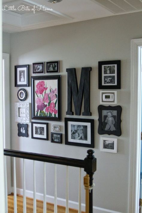 The BEST gallery wall ideas are just a click away! Gather tons of inspiration to help you plan a gallery wall in your own home: whether it’s behind a couch, on a staircase or around your tv, you’ll get some great ideas on how to decorate your living room walls! #gallerywall #walldecor #homedecor #decoratingideas Gallary Wall, Hallway Gallery Wall, Koti Diy, Photo Walls, Hanging Ideas, Family Wall Decor, Hal Decor, Gallery Wall Living Room, Ideas Hogar