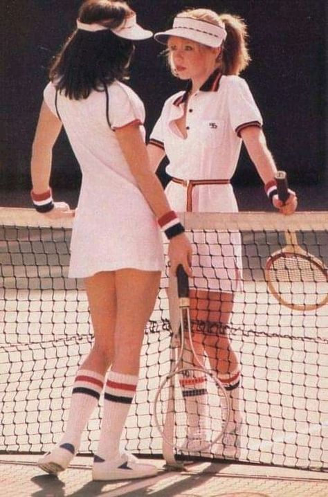 80s Tennis, Mode Tennis, Tennis Court Photoshoot, Tennis Women, Lacoste Vintage, Tennis Outfits, Tennis Skirt Outfit, Tennis Outfit, Vintage Tennis