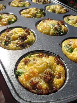 Omelettes with sausage and veggies shaped like a muffin. How cool is that?! Recipe is easily adaptable to your tastes. Enjoy! Omelette Muffins, Omelet Muffins, Breakfast Omelet, Breakfast Cupcakes, Breakfast Omelette, Egg Muffins, Hash Browns, Think Food, Muffin Tin