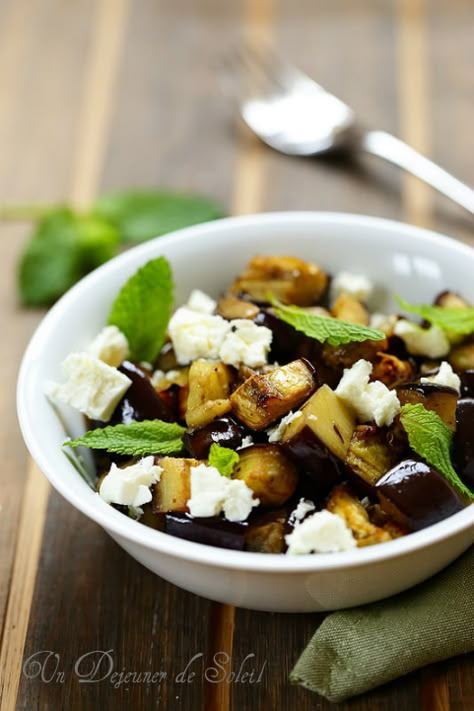 Salade d'aubergines rôties et feta Roasted Eggplant Salad, Eggplant Salad, Feta Salad, Eggplant Recipes, Fresh Salads, Vegetable Salad, Cooking Inspiration, Veggie Recipes, Food Inspiration