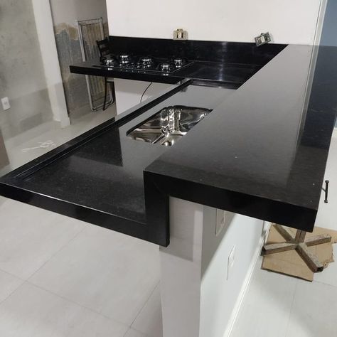 VR STONES MÁRMORARIA no Instagram: “✅Cozinha em granito preto São Gabriel ✅Com bancada de lanche ✅Acabamento em meia esquadria ✅Faça seu orçamento conosco e parcele seu…” Dark Gray Kitchen Cabinets, Kitchen Bar Design, Kitchen Ideas Dark Cabinets Espresso, Unique Kitchen Backsplash, Dark Grey Kitchen, Kitchen Layout Plans, Kitchen Sink Design, Kitchen Ideas Dark Cabinets, Kitchen Ideas Dark