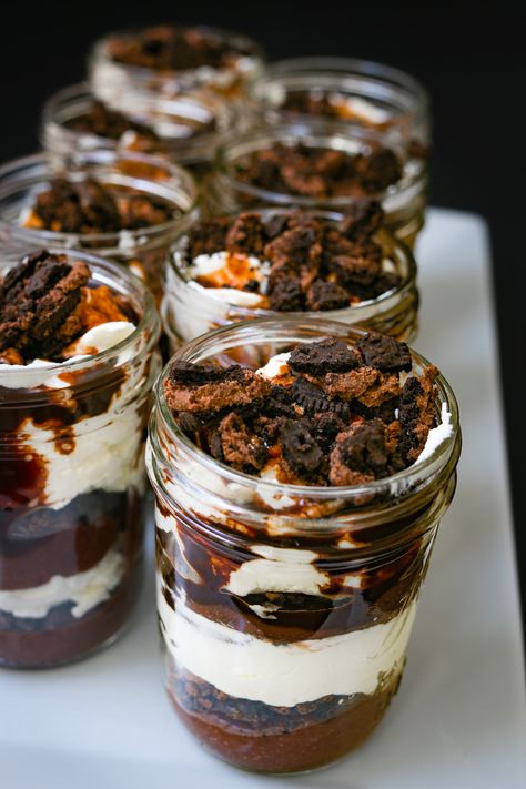 Pudding Parfait Cups, Dirt Cups Dessert, Waffle Brunch, Chocolate Parfait, Fudge Dessert, Cake Jars, Chocolate Desserts Cake, Parfait Cups, Parfait Desserts