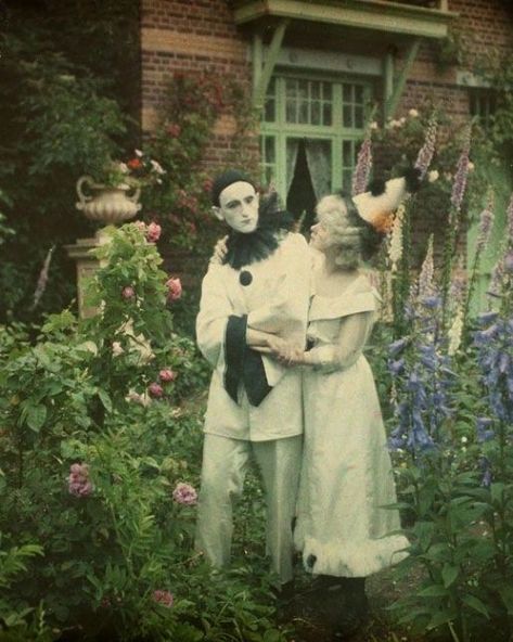 Autochromes by Alfonse Van Besten, 1910-1915 These are my Spring vibes! These photos are so dreamy, I just want to live in them ✨ #alfonsevanbesten #autochrome #1910s #1910sfashion Pierrot Clown, Arte Inspo, Black And White Photographs, Vintage Colors, Color Photography, Pretty Pictures, First World, Old Photos, Vintage Photos