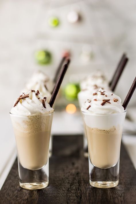 Irish coffee milkshake shooters are easy, fun, grown-up individual desserts perfect for parties or entertaining. Irish cream liqueur is blended with coffee ice cream,topped with whipped cream and chocolate shavings. Desert Shooters, Cookie Straws, Liquid Desserts, Alcoholic Coffee Drinks, Blended Coffee Drinks, Smoothie Coffee, Coffee Desserts, Boozy Milkshake, Dessert Shooters