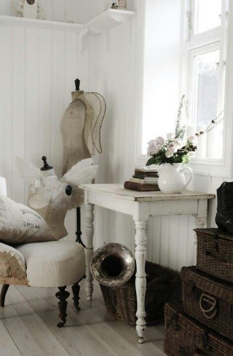 . White Tables, Shabby Furniture, White Living, White Rooms, Vintage Interior, Decoration Inspiration, Shabby Vintage, Shabby Chic Style, Cozy Cottage