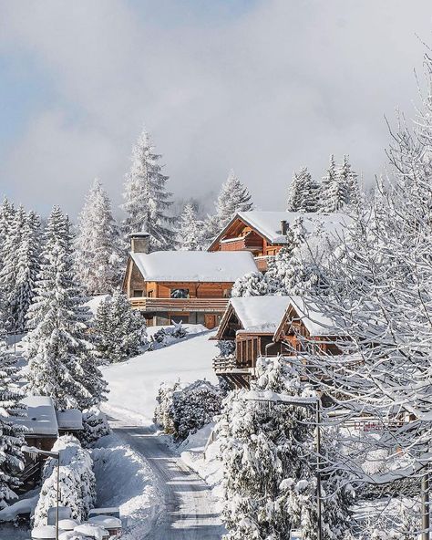 ⭐️ KINGS SHOTS ⭐️ on Instagram: “📌 #verbier Credits to @robinquarrelle 🎊🎉 CONGRATULATIONS 🎉🎊 . 🔹Our Tag #kings_shots 🔹 . 🔎 Selected by @taglia1965 🔍 . 👉Admins: @mary.matty…” Switzerland Tourist Attractions, Verbier Switzerland, Plan A Vacation, Places In Switzerland, Snow Images, Andermatt, English Village, Ski Season, Valley View