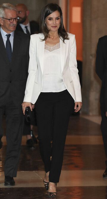 Classy Fall Outfits, Royalty Fashion, Princess Letizia, Professional Work Outfit, Classy Winter Outfits, Fashion Idol, Letizia Of Spain, Power Dressing, Queen Letizia