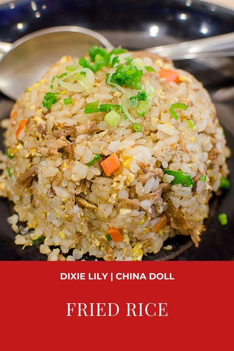 Ditch the takeout and make your own fried rice with eggs, carrots, peas, onions, and garlic in less than 25 minutes! #friedrice #rice #dinner #chinese #asian Honey Garlic Fried Rice, Ginger Garlic Rice, Ginger Garlic Fried Rice, Garlic Herb Rice Recipe, Garlic Fried Rice With Egg, Fried Rice With Egg, Easy Eggs, Fried Rice, Peas