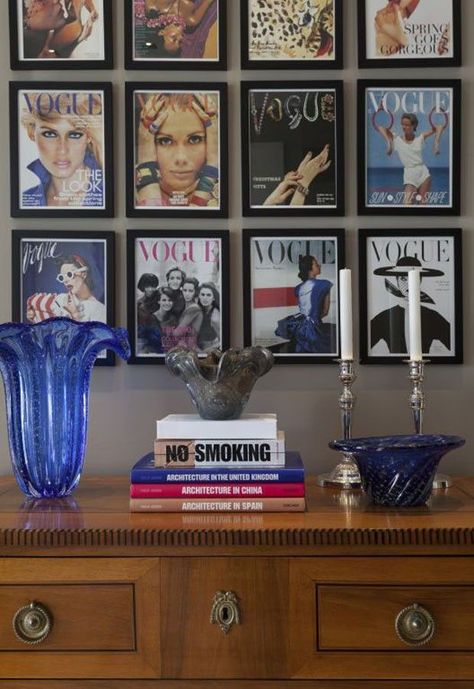 DIY -- take old magazine covers you love and frame them as fashionable decoration! frames Magazine Display, Magazine Wall, Inexpensive Art, Gallery Wall Inspiration, Vogue Covers, Interior Design Magazine, Gallery Walls, Inspiration Wall, Textured Wall