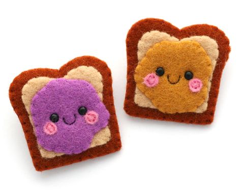 Kawaii peanut butter and jelly felt brooches - hannahdoodle Cheesy Gifts, Kawaii Felt, Felt Brooches, Butter Sandwich, Jelly Sandwich, Felted Earrings, Baby Mobil, Peanut Butter Sandwich, Peanut Butter And Jelly