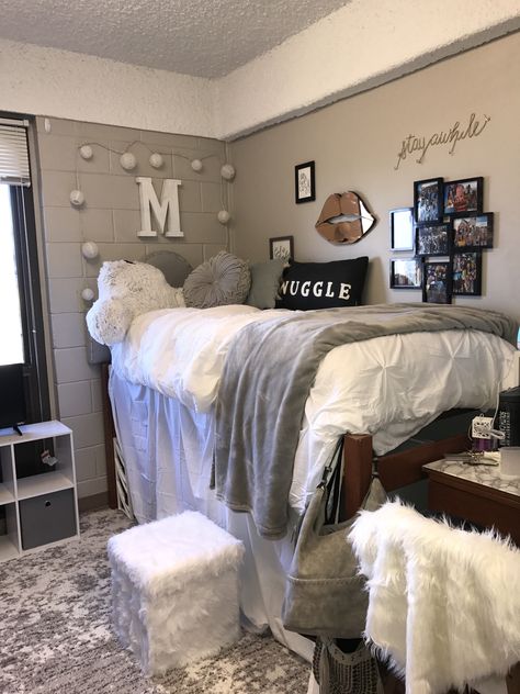 University of South Carolina dorm room- Columbia Hall #dormroom #dormdecor #college #universityofsouthcarolina #style #love Dorm Room Organization Storage, Dorm Room Themes, Dorm Room Organization Diy, Dorm Room Necessities, Dorm Room Styles, College Bedroom, Dorm Room Hacks, Dorm Room Diy, Cool Dorm Rooms