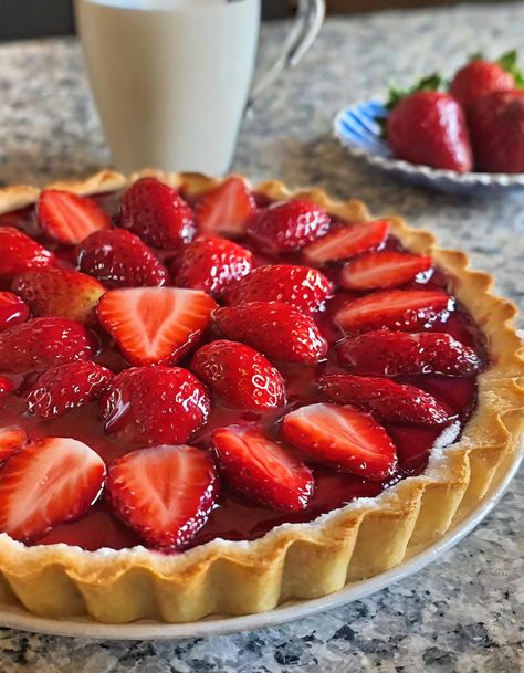 Big Boys Fresh Strawberry Pie Recipe, Big Boy Strawberry Pie Recipe, Strawberry Pies, Mini Pie Recipes, Strawberry Pie Recipe, Fruit Pies, Fresh Strawberry Pie, Sweet Glaze, Delish Desserts