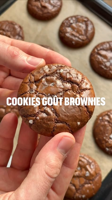 Suite au succès de la vidéo de présentation de ces cookies façon brownies, je me devais de vous partager la recette complète en vidéo.   Ces cookies ont tout d’un brownie sauf la forme. Ils ont vraiment une texture à tomber par terre et un goût ultra chocolaté. Le véritable avantage de cette recette, c'est qu'il n'y a aucun temps de repos. D'ailleurs, il faut même être assez rapide et ne pas attendre avant d'enfourner les cookies pour avoir ce bel effet craquelé et brillant.   Bref, vous êtes dé Brookies Recipe, Chocolate Brownie Cookies, Cookie Brownie Recipe, Cookie Recipes Homemade, Gourmet Desserts, Sweet Dishes Recipes, Quick Recipes Snacks, Healthy Sweets Recipes, Sweet Snacks Recipes